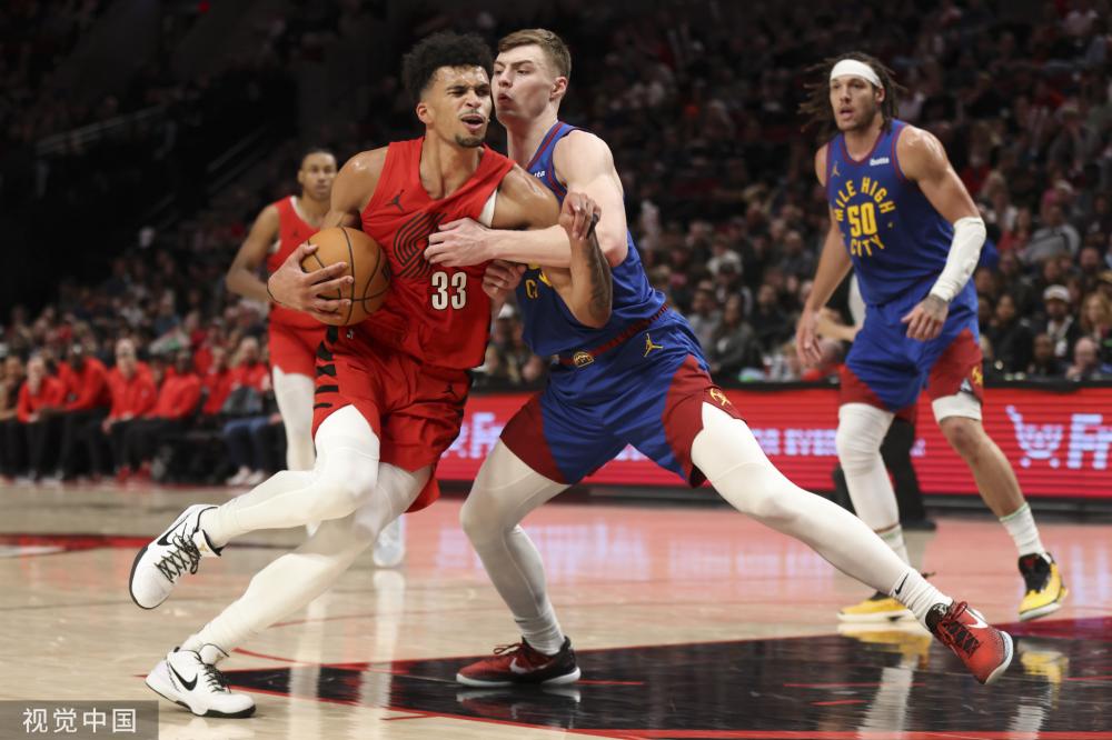 展现了他坚 展现了他坚